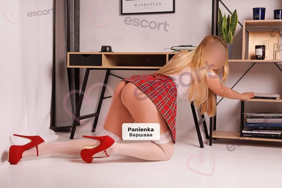 Zmysłowa Milf Nimfomanka z naturalną urodą - 1/3