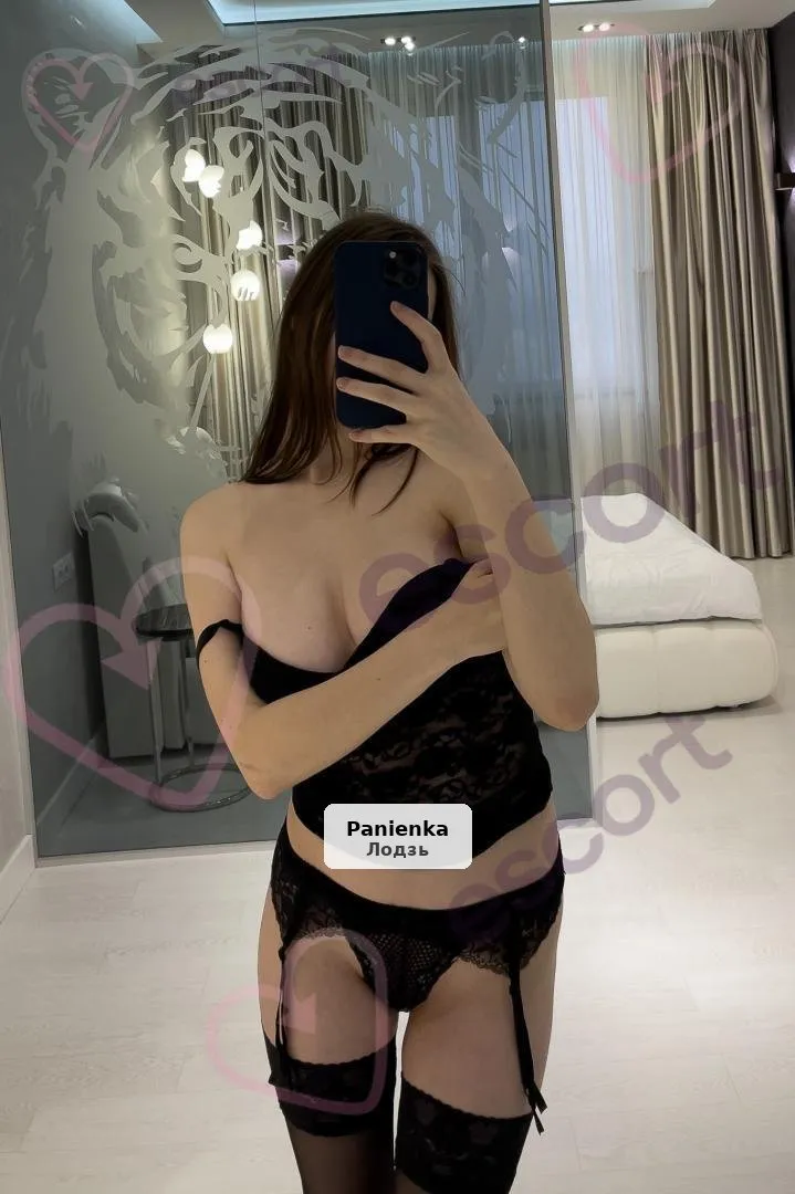 Młoda i namiętna kobieta o porcelanowej cerze - 1/6