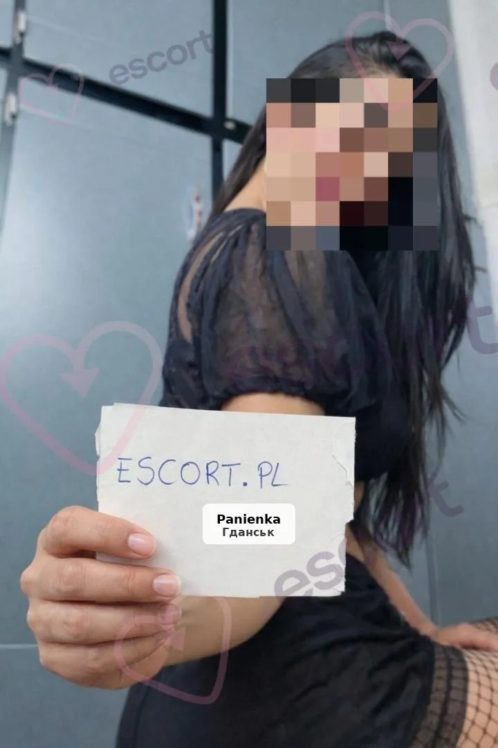 Atrakcyjna brunetka zaprasza na spotkanie - 1/3