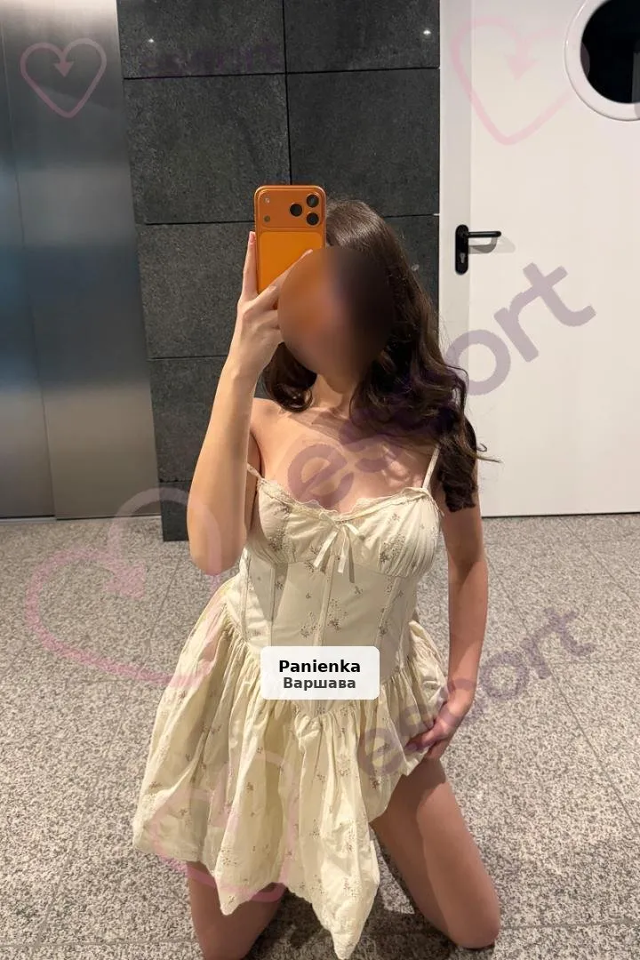 Śliczna, młoda brunetka zaprasza na spotkanie - 1/4