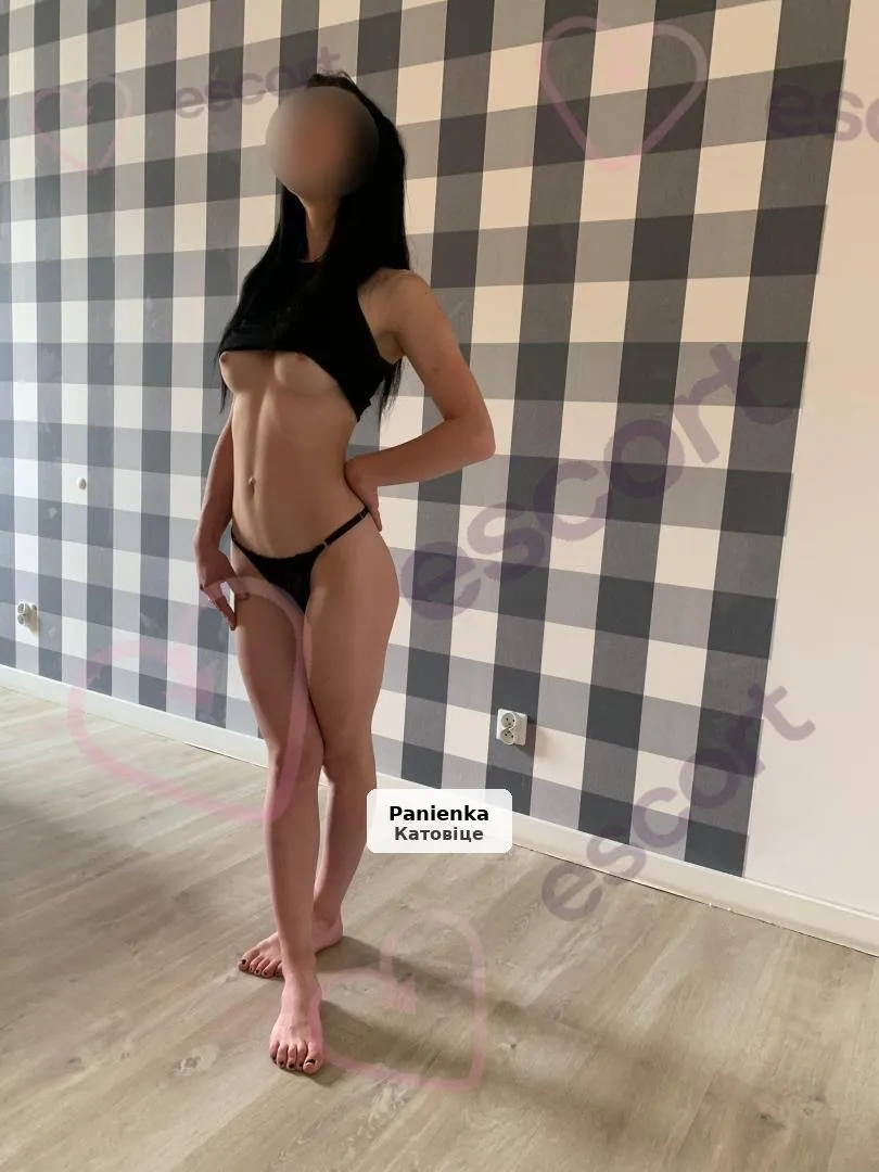 Młoda brunetka zaprasza na GFE - 1/4